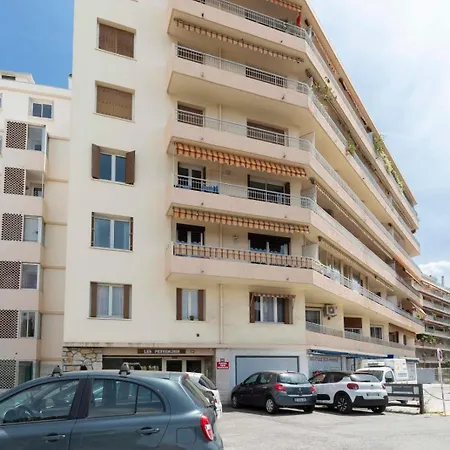 Apartment Center Of Spacious Two-bedroom With Terrace And Ac *