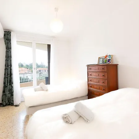 Center Of Spacious Two-bedroom With Terrace And Ac Apartment