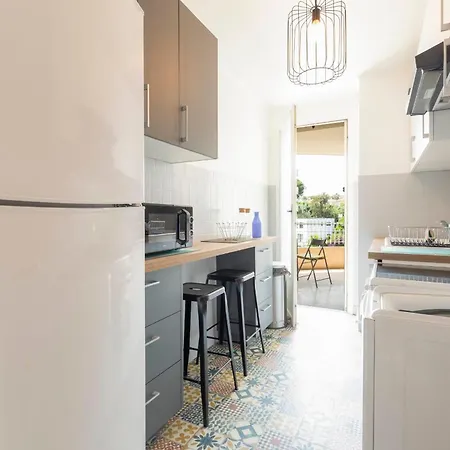 Apartment Center Of Spacious Two-bedroom With Terrace And Ac *