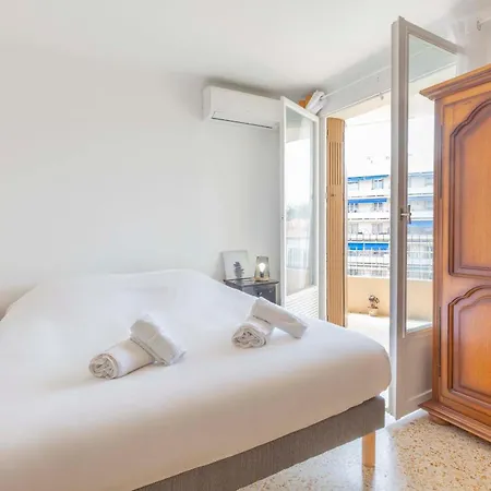 Center Of Spacious Two-bedroom With Terrace And Ac *