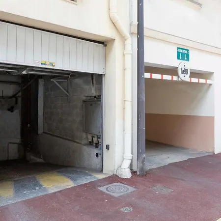 Center Of Spacious Two-bedroom With Terrace And Ac Antibes