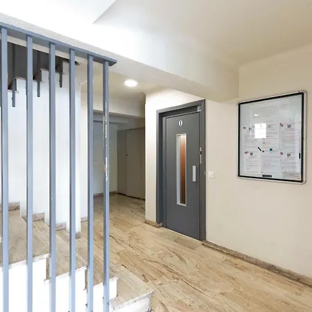 Center Of Spacious Two-bedroom With Terrace And Ac Apartment *